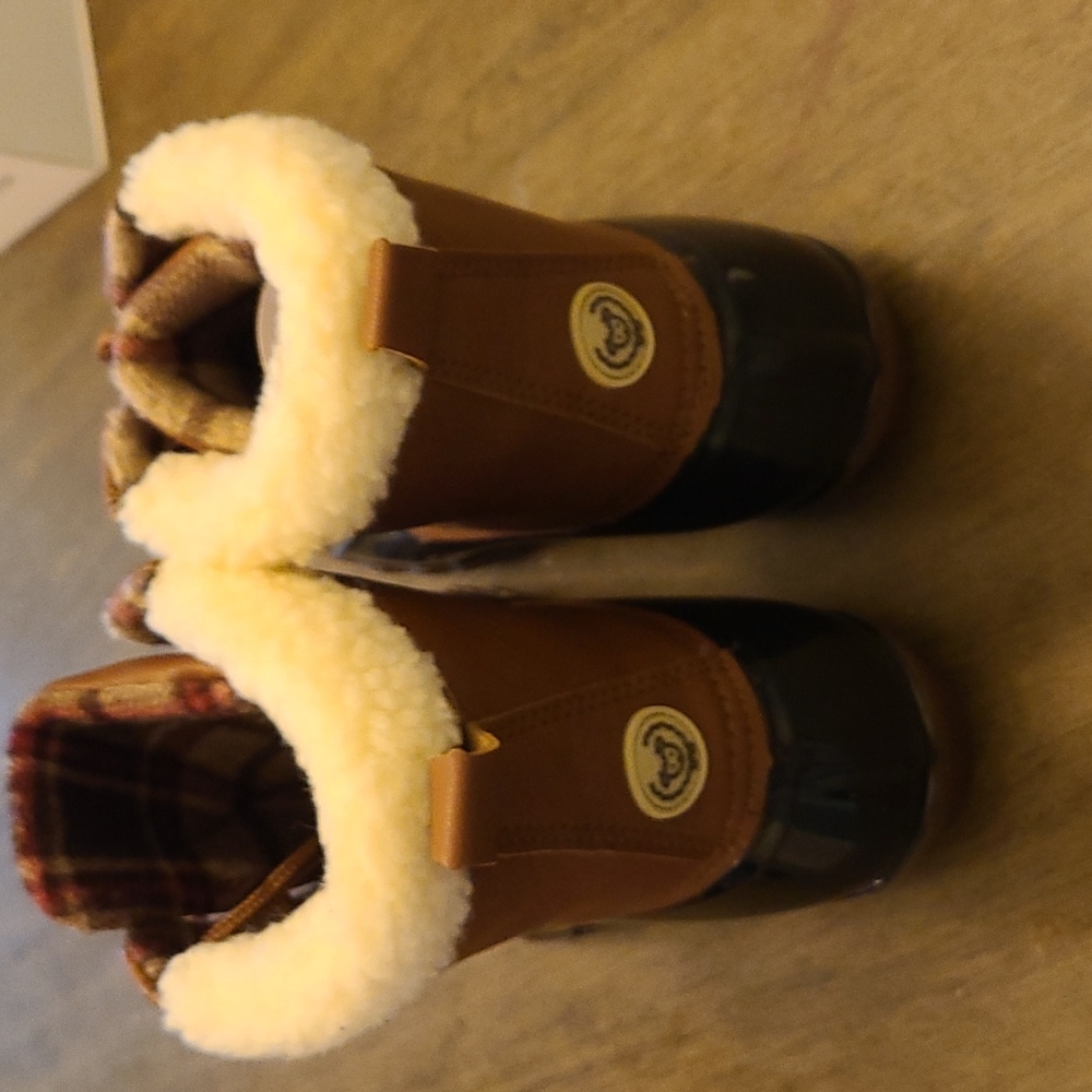 Girls duck boots.